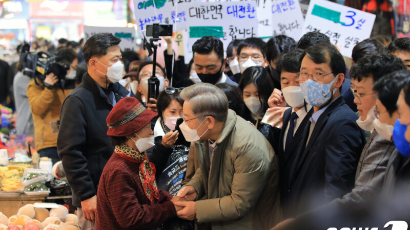 꼭 대통령 돼 달라 울먹인 시민에 눈시울 붉어진 이재명