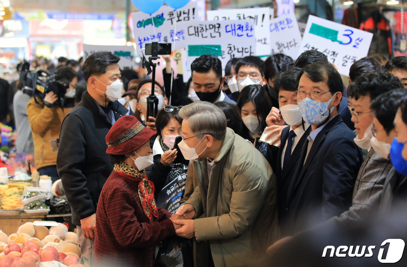 꼭 대통령 돼 달라 울먹인 시민에 눈시울 붉어진 이재명