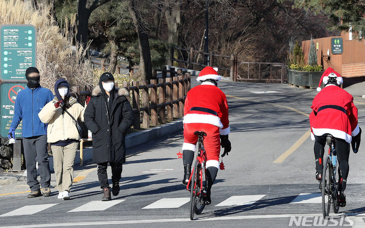 남산에 나타난 산타