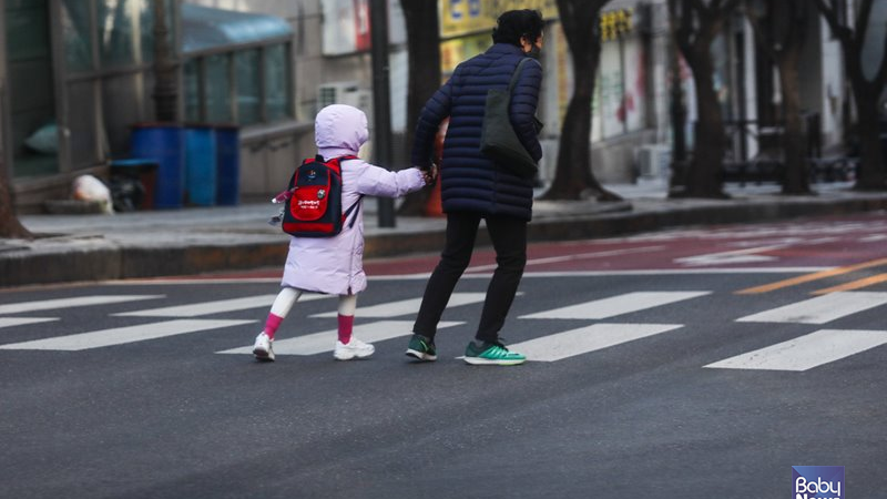 동지날 영하권 추위에 빨라지는 할머니와 손녀의 발걸음