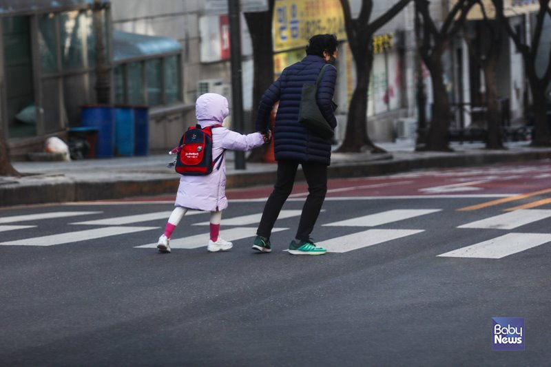 동지날 영하권 추위에 빨라지는 할머니와 손녀의 발걸음