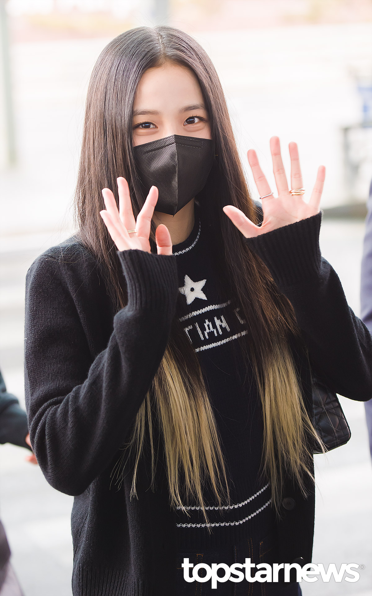 HD포토 블랙핑크BLACKPINK 지수 눈빛도 손가락도 다 사랑스러워 출국 공항패션